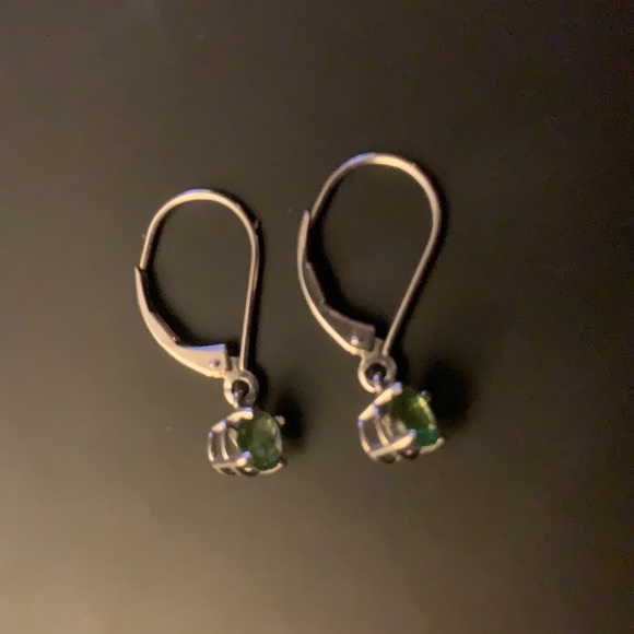 14K White gold earrings with faceted light green gems - Picture 4 of 8